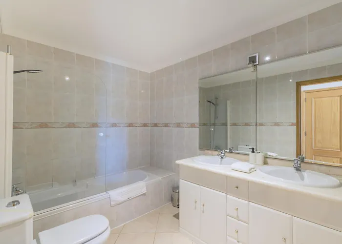 Golfinho Apartment *