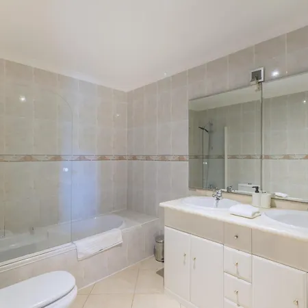 Golfinho Apartment *